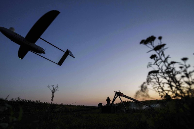 [포크로우스크=AP/뉴시스] 지난 8월 6일(현지 시간) 우크라이나 국가방위군 제3여단 ‘스파르탄’ 소속 병사들이 포크로우스크 전선 인근에서 펭귄 무인항공기(UAV)를 띄우고 있다. 2025.11.02.