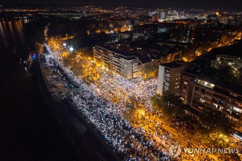 노비사드 기차역 참사 1주기인 1일(현지시간) 수만명이 모인 가운데 추모 집회가 열리고 있다 (출처=연합뉴스)