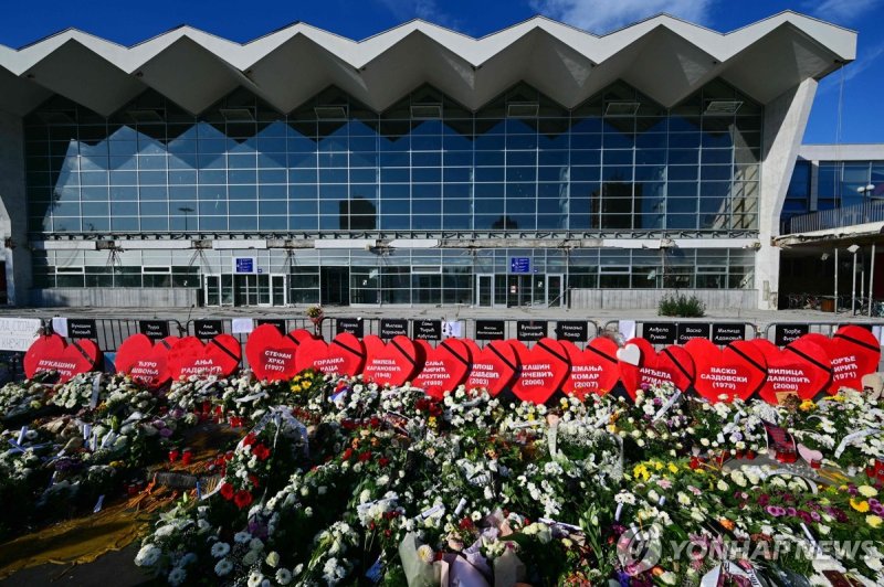 기차역 앞에 쌓인 꽃 (출처=연합뉴스)