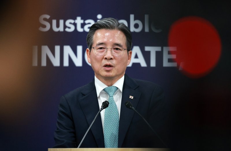 [경주=뉴시스] 고범준 기자 = 김용범 대통령실 정책실장이 30일 경북 국제미디어센터(IMC) 중앙기자실에서 한-미 오찬 정상회담 관련 브리핑을 마치고 취재진 질문에 답하고 있다. 2025.10.30. bjko@newsis.com