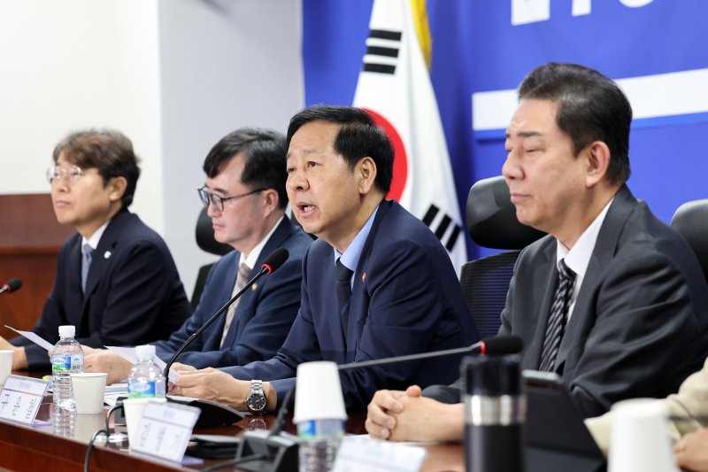 구윤철 경제부총리 겸 기획재정부 장관이 지난 8월 26일 서울 여의도 국회 의원회관에서 열린 내년도 정부 예산안 편성 방향을 논의하기 위한 당정 협의에 참석해 모두발언하고 있다. 2025.8.26/뉴스1 ⓒ News1 이승배 기자