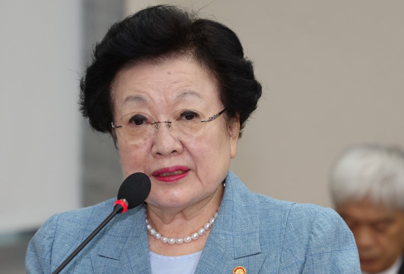 [서울=뉴시스] 김명년 기자 = 이배용 국가교육위원장이 25일 서울 여의도 국회 교육위원회 전체회의에서 발언하고 있다. 2025.08.25. kmn@newsis.com