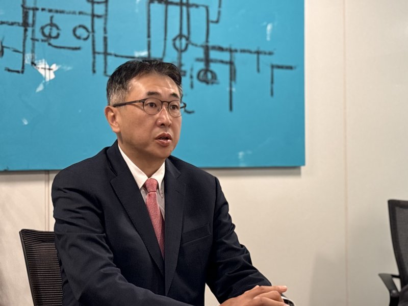 [워싱턴=뉴시스]이윤희 특파원 = 김상부 세계은행 디지털전환 부총재가 지난달 28일(현지 시간) 미국 워싱턴DC 세계은행 본부에서 특파원들과 만나 발언하고 있다. 2025.11.02.