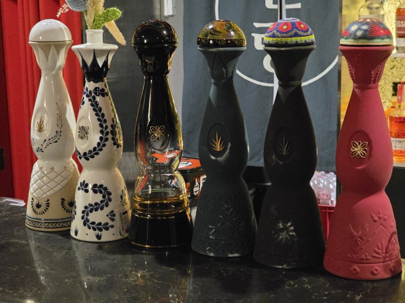 클라세 아줄이 지난 30일 소규모 미디어 시음회를 진행했다. 오른쪽 3병은 메즈칼 제품. 메즈칼 제품은 훈연 과정을 거쳐 병 전체를 색칠하는 디자인을 갖는다. ⓒ News1 이형진 기자