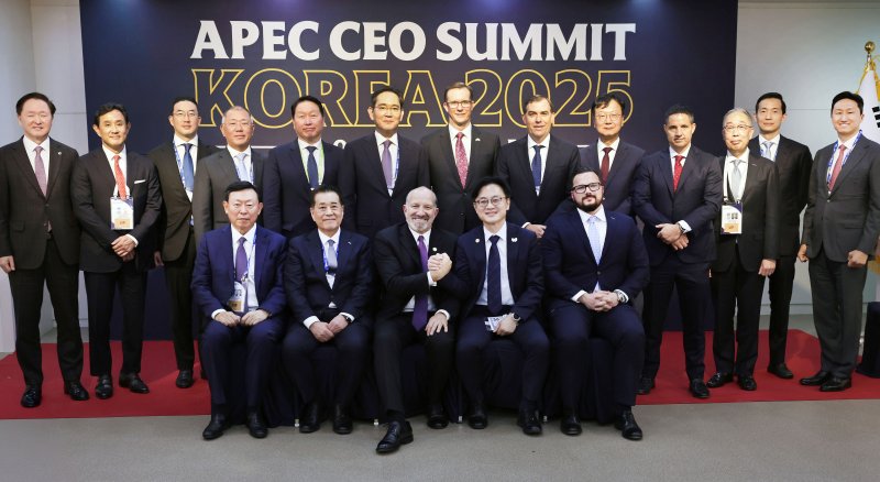 김정관 산업통상부 장관이 지난 29일 경북 경주시 예술의 전당에서 하워드 러트닉 상무부 장관과 이재용 삼성전자 회장, 정의선 현대자동차그룹 회장, 최태원 SK회장 등 국내 주요기업 CEO가 참석한 가운데 열린 '서밋 비즈니스 라운드테이블'에 참석해 기념 촬영을 하고 있다. (산업통상부 제공. 재판매 및 DB 금지) 2025.10.31/뉴스1