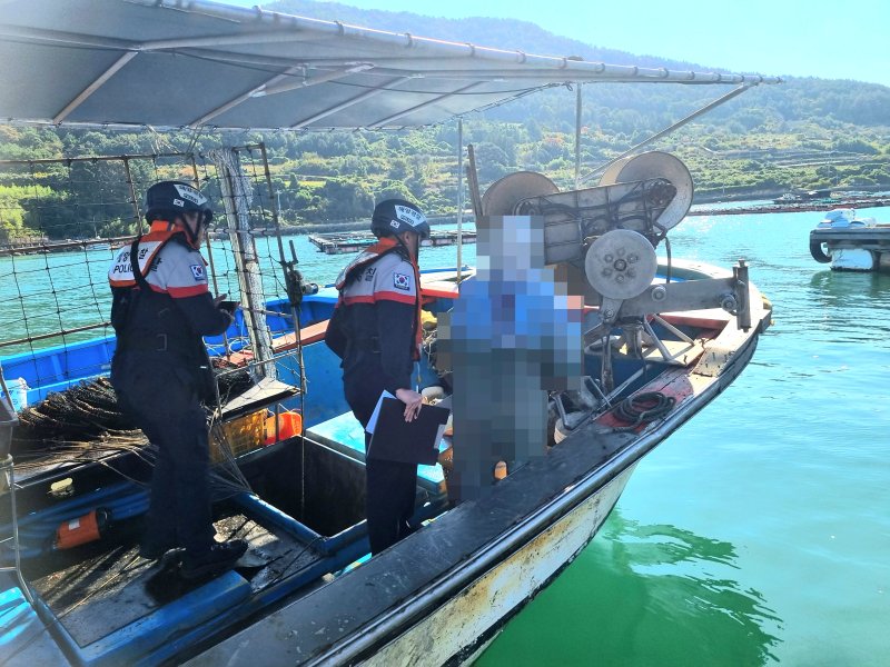 [통영=뉴시스] 신정철 기자= 경남 통영시 연안에서 1일 하루동안 2건의 충돌·좌초 등의 뱃 시고가 발생했지만 다행히 인명피해는 없었다.사진은 지난 1일 오전 10시 29분께 경남 통영시 한산면 추봉도 북방 약 200m 인근 해상에서 충돌한 선박 모습.(사진=통영해경 제공).2025.11.02. photo@newsis.com *재판매 및 DB 금지