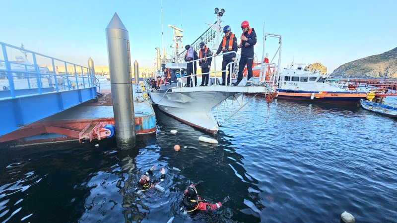 [통영=뉴시스] 신정철 기자= 경남 통영시 연안에서 1일 하루동안 2건의 충돌·좌초 등의 뱃 시고가 발생했지만 다행히 인명피해는 없었다.사진은 1일 오전 6시 37분께 통영시 매물도 남방 0.8해리 인근 해상에서 수중 암초에 좌초됐다 통영시 산양읍 척포항에 입항한 통영선적 9.77t급 낚시어선 모습(사진=통영해경 제공).2025.11.02. photo@newsis.com *재판매 및 DB 금지