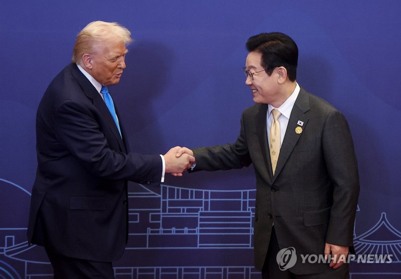 트럼프 대통령 영접하는 이재명 대통령 (출처=연합뉴스)