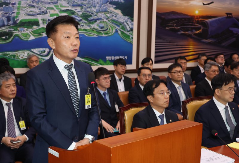 [서울=뉴시스] 고승민 기자 = 송치영 포스코이앤씨 사장이 지난 13일 서울 여의도 국회에서 열린 국토교통위원회의 국토교통부 등 국정감사에 증인으로 출석해 의원 질의에 답하고 있다. 2025.11.02. kkssmm99@newsis.com