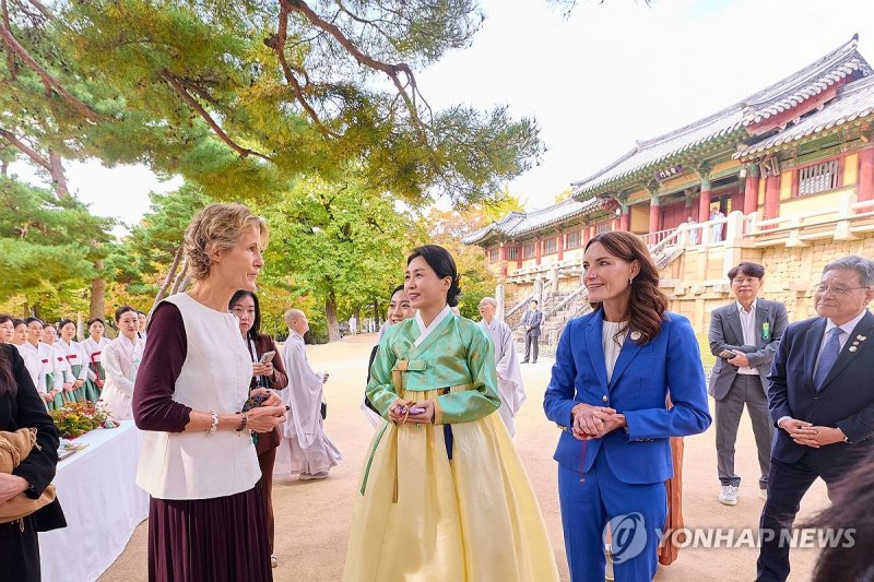 APEC 정상 배우자들과 불국사 찾은 김혜경 여사 (출처=연합뉴스)