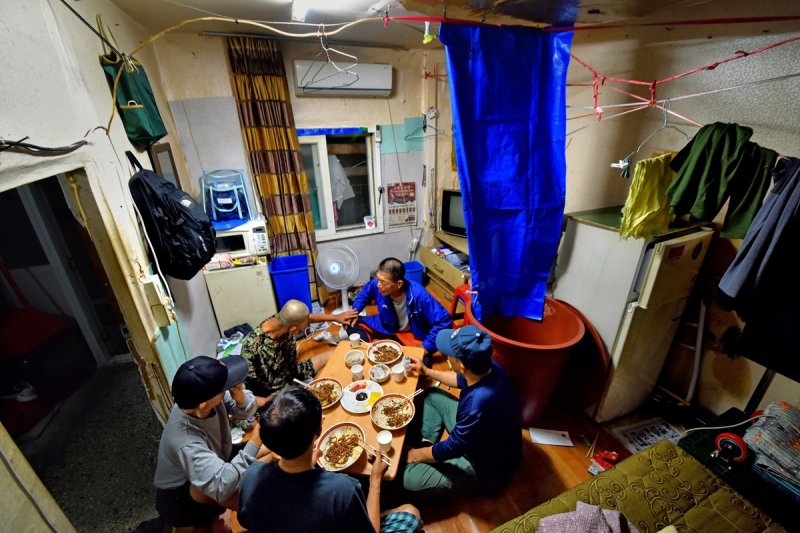 짜장면으로 정을 나누는 여인숙 사람들 (출처=연합뉴스)