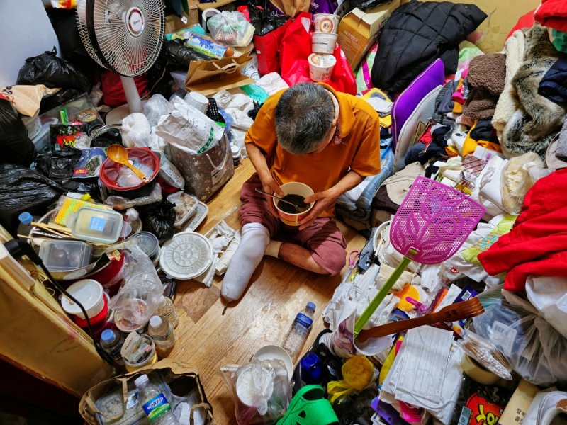 비좁은 여인숙에서의 한끼 (출처=연합뉴스)