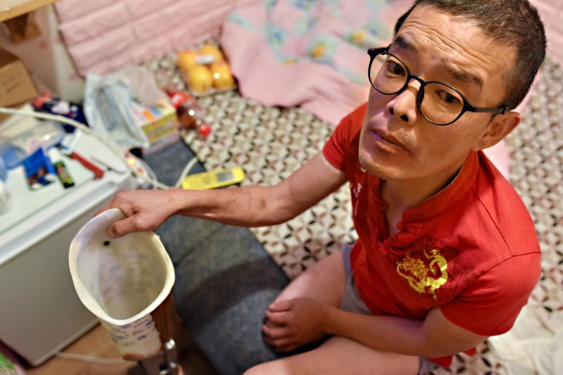 한쪽 다리 잃고 여인숙에 사는 김선일 씨 (출처=연합뉴스)