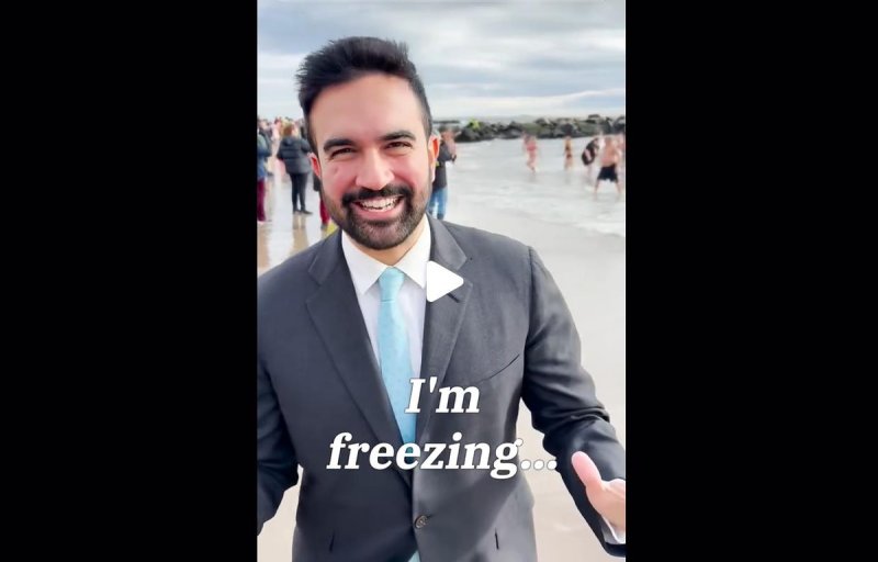 겨울바다 뛰어들기 행사 참여한 맘다니 뉴욕시장 후보 (출처=연합뉴스)