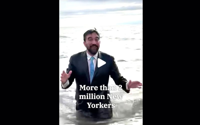 바닷물에서 임대료 동결 공약 설명하는 맘다니 (출처=연합뉴스)