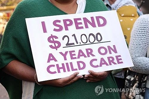 뉴욕시 무상보육 확대 로드맵 발표 회견의 피켓(2024년 11월) (출처=연합뉴스)