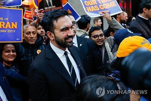 지지자에 둘러싸인 맘다니 후보 (출처=연합뉴스)