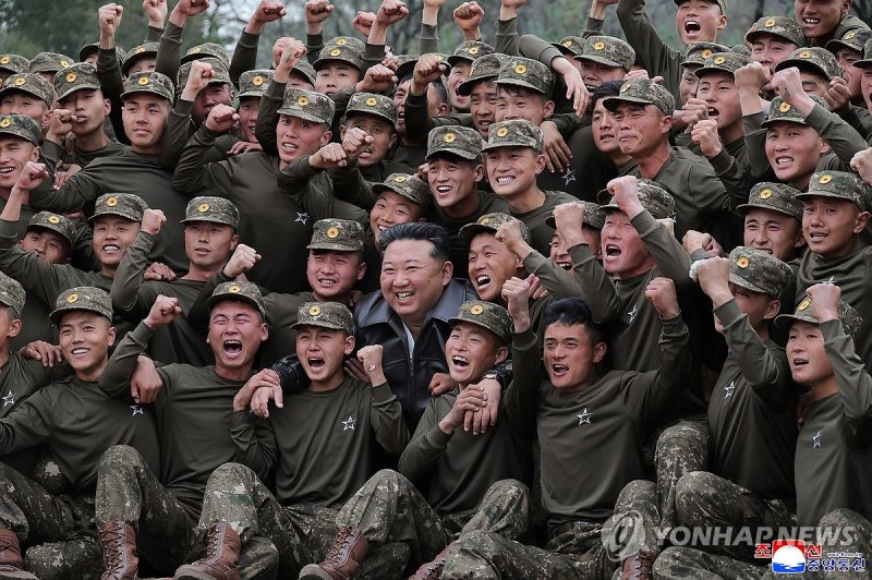 김정은, '폭풍 군단' 조선인민군 제11군단 지휘부 방문 (출처=연합뉴스)