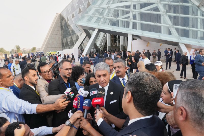 [ 기자(이집트)=AP/뉴시스] 이집트의 관광 문화재부 샤리프 파티 장관이 11월 1일 이집트대박물관(GEM) 개막식을 앞두고 입구에서 언론 브리핑을 하고 있다. 2025. 11.02.