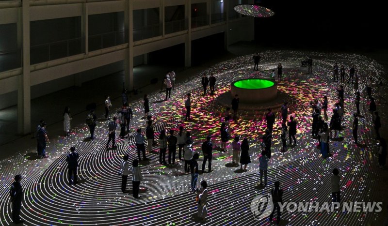 미디어아트 특별전 '광장 : Beyond the movement' (출처=연합뉴스)