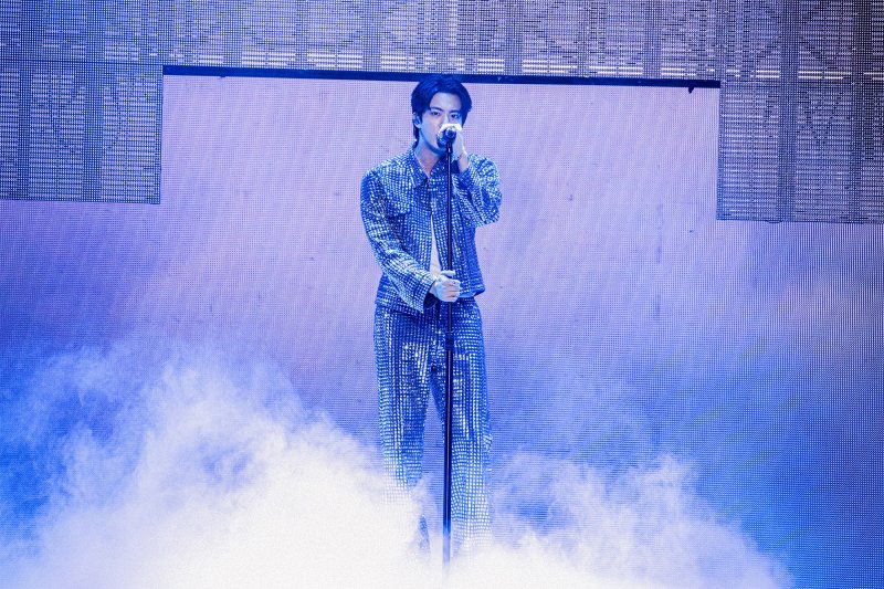 방탄소년단 진, 계속 달린다…12월 첫 팬콘 실황 영화 개봉