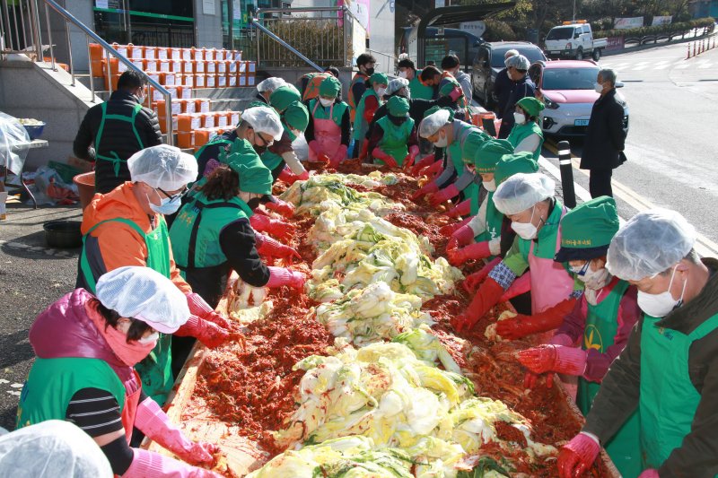 [과천=뉴시스] 지난 2023년 열린 과천시새마을회 김장나눔 행사 현장. (사진=과천시 제공).