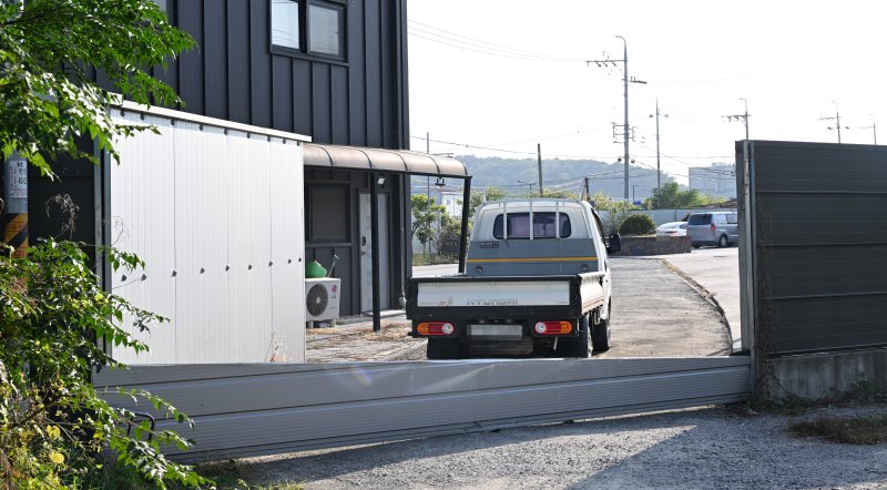 [광주=뉴시스] 이현행 기자 = 31일 오후 광주 서구 벽진동 벽진마을 한 국유지 진출입로가 차량과 스티로폼 패널로 막혀 있다. 2025.10.31 lhh@newsis.com