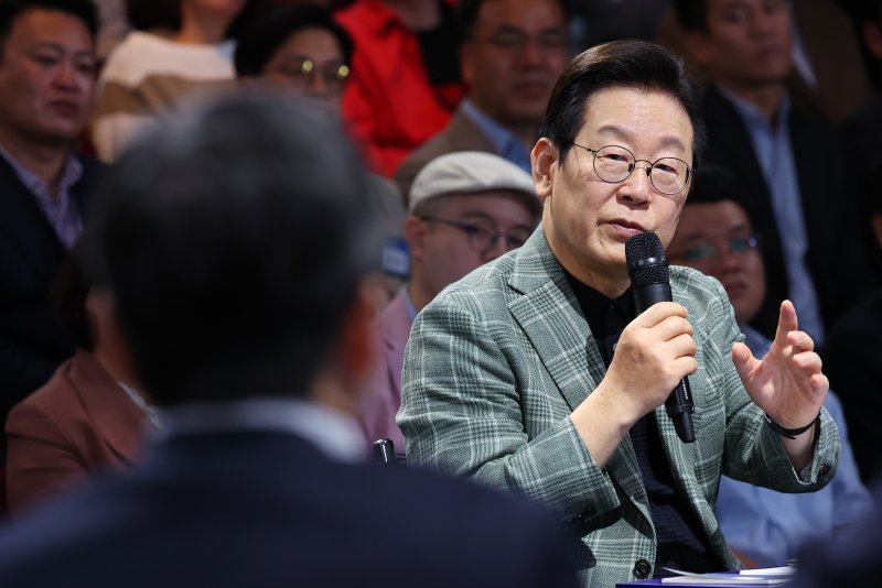 [서울=뉴시스] 고범준 기자 = 이재명 대통령이 14일 서울 동대문구 콘텐츠문화광장에서 열린 디지털토크라이브 '국민의 목소리, 정책이 되다'에서 발언하고 있다. (대통령실통신사진기자단) 2025.10.14. bjko@newsis.com