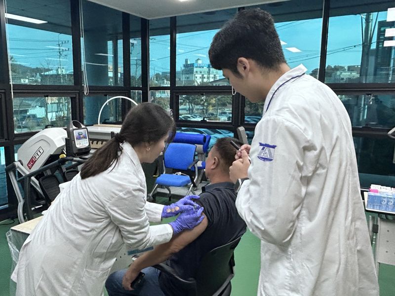 전남도가 외국인 근로자의 건강권 보장과 의료 사각지대 해소를 위해 전남도의사회와 함께 '찾아가는 이동클리닉'<사진>을 운영해 호평을 받고 있다. 전남도 제공