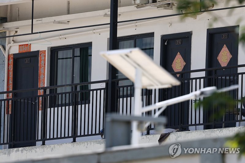 태자단지 건물 문에 적힌 중국어 (출처=연합뉴스)