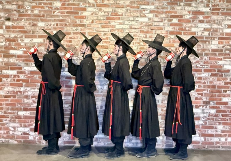 영화 '케이팝 데몬 헌터스' 속 사자보이즈 의상을 입은 사람들 (출처=연합뉴스)