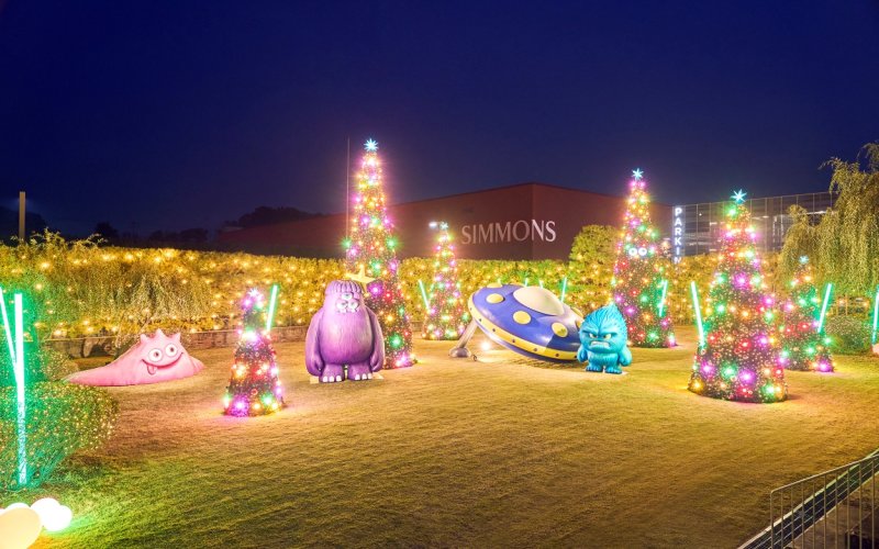 [서울=뉴시스]시몬스 테라스 크리스마스 트리 및 일루미네이션. (사진=시몬스 제공) 2025.11.02. photo@newsis.com *재판매 및 DB 금지