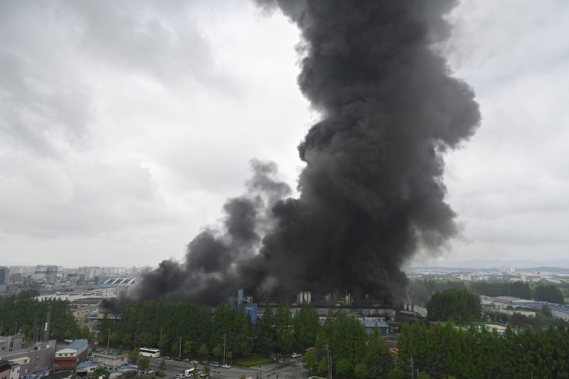 [광주=뉴시스] 박기웅 기자 = 17일 오전 7시11분께 광주 광산구 소촌동 금호타이어 광주공장에서 불이 나 소방 당국이 불을 끄고 있다. 이날 불은 타이어 생산에 필요한 고무를 정련하는 과정에서 발생한 것으로 추정되고 있다. 2025.05.17. pboxer@newsis.com