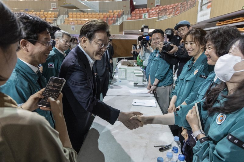[광주=뉴시스] 조성우 기자 = 이재명 더불어민주당 대선후보가 17일 광주 광산구 광주여자대학교 유니버시아드 체육관에 마련된 금호타이어 공장 화재 대피소를 찾아 비상근무 중인 광산구청 직원들을 격려하고 있다. (공동취재) 2025.05.17. photo@newsis.com