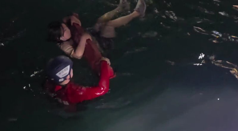 1일 오후 11시 19분쯤 부산 수영구 민락항에서 산책하던 20대가 바다에 빠져 해경에 구조되고 있다.(부산해경 제공. 재판매 및 DB금지)