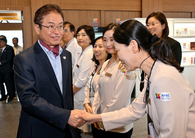 이철우 경북도지사가 APEC 정상회의 기간 동안 경주 황룡원에서 이미용 의료서비스에 나선 관계자들을 격려하고 있다.(경북도 제공, 재판매 및 DB 금지)