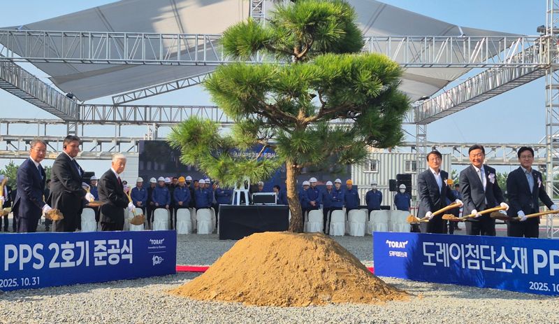 (왼쪽부터)김영섭 도레이첨단소재 사장, 큐노 모토히사 도레이첨단소재 회장, 닛카쿠 아키히로 도레이 회장, 김의겸 새만금개발청장, 김관영 전북특별자치도지사, 신영대 국회의원이 도레이첨단소재 군산공장 증설 준공식 행사에 참석하고 있다. 도레이첨단소재제공
