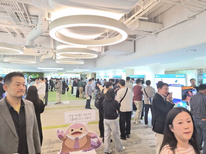 GS칼텍스 임직원들이 지난달 31일 서울 강남구 GS타워에서 열린 '제3회 딥 트랜스포메이션 데이(DT Day)' 행사에 참석해 자체 인공지능(AI) 플랫폼 '에이아이유(AIU)' 활용 사례를 듣고 있다. 사진=이동혁 기자