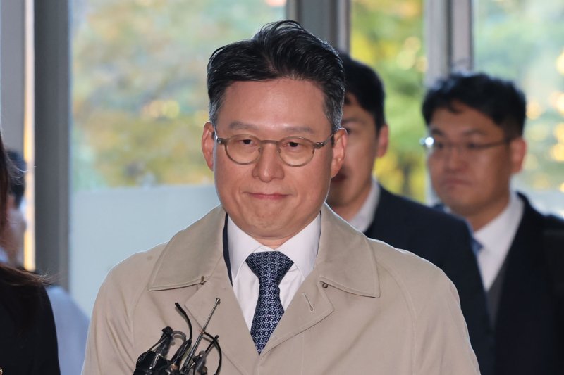 [서울=뉴시스] 권창회 기자 = 김선규 전 공수처 수사1부장검사가 2일 서울 서초구 이명현 순직해병 특별검사팀 사무실에서 피의자 조사를 위해 출석하고 있다. 2025.11.02. kch0523@newsis.com