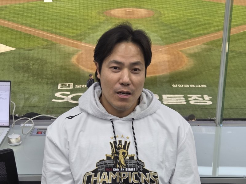 인터뷰하는 LG 불펜 김진성 (출처=연합뉴스)