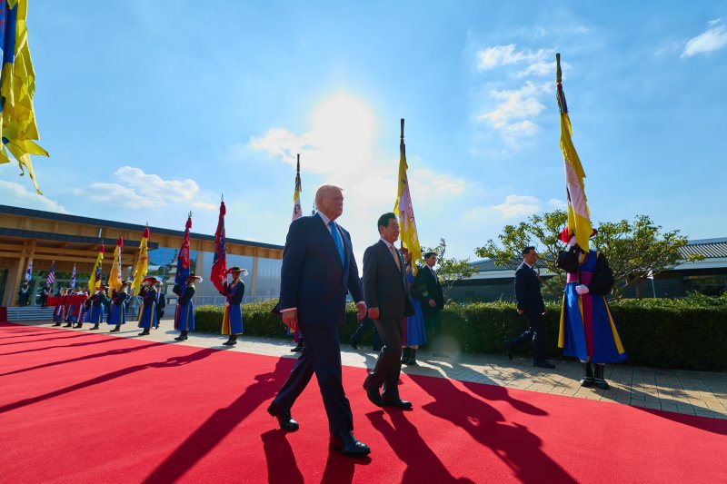 이재명 대통령과 도널드 트럼프 미국 대통령이 지난 29일 경북 경주박물관에서 정상회담장으로 이동하고 있다. (이재명 대통령 SNS. 재판매 및 DB 금지) 2025.10.30/뉴스1 ⓒ News1 허경 기자