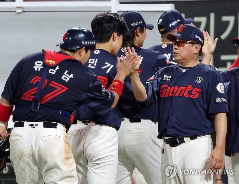 롯데 김태형 감독(오른쪽)과 선수들. (출처=연합뉴스)