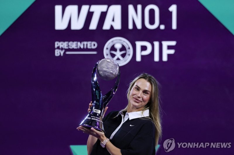 연말 세계 1위 시상식에서 트로피를 받은 사발렌카 (출처=연합뉴스)