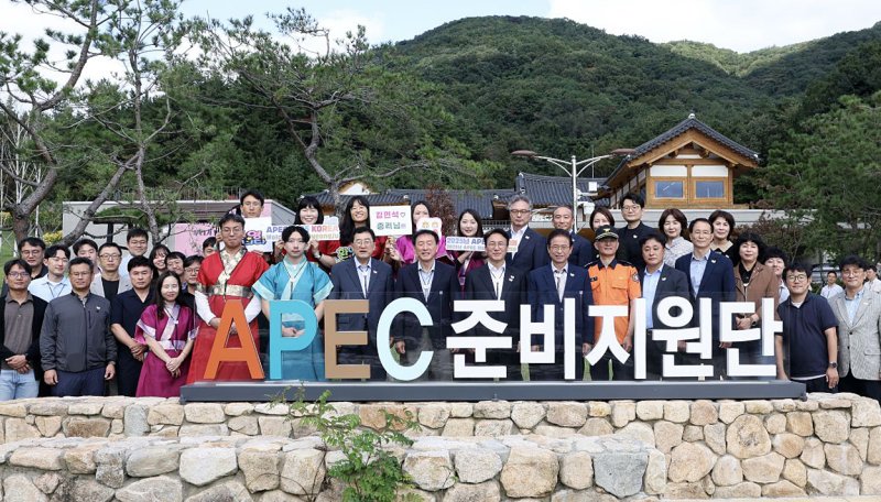 김민석 국무총리가 10일 경주 APEC준비지원단에서 APEC 정상회의 현장 근무자들과 기념촬영을 하고 있다. (총리실 제공, 재판매 및 DB 금지) 2025.10.10/뉴스1