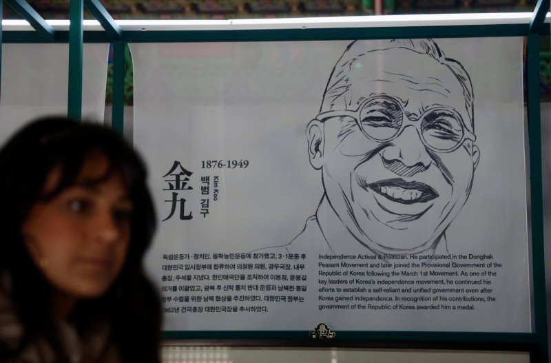 [서울=뉴시스] 김명년 기자 = 4월 8일 오후 서울 중구 덕수궁 덕흥전에서 열린 ‘유묵, 별이되어 빛나다‘ 전시회에서 관람객들이 독립유공자들의 친필휘호를 둘러보고 있다. 이번 전시에서는 20일까지 광복 80주년을 기념해 스타벅스가 2015년부터 국가유산청, 문화유산국민신탁에 기증한 백범 김구, 도산 안창호, 만해 한용운, 위창 오세창 등 독립운동가들의 친필휘호 11점의 영인본을 관람할 수 있다. 2025.11.02. kmn@newsis.com