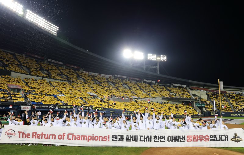 LG트윈스 선수단이 1일 서울 송파구 잠실야구장에서 열린 프로야구 2025 한국시리즈 우승 세리머니 팬 감사 행사 '더 리턴 오브 챔피언스'(The Return of Champions)'에서 팬들과 기념촬영을 하고 있다. LG트윈스는 지난달 31일 2025 신한 SOL뱅크 KBO 한국시리즈(KS·7전 4선승제) 5차전에서 한화 이글스를 4-1로 꺾고 시리즈 전적 4승1패로 우승을 차지하며 2년 만에 통합 우승을 달성했다. 2025.11.1/뉴스1 ⓒ News1 이호윤 기자