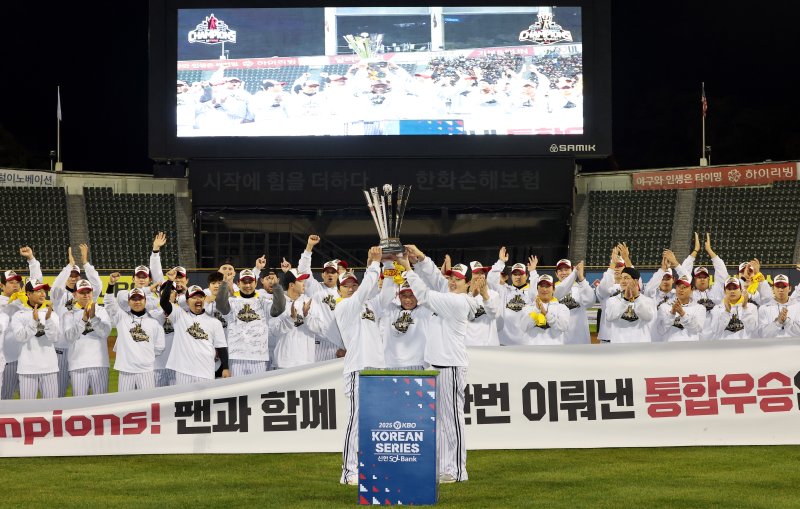 1일 서울 송파구 잠실야구장에서 열린 프로야구 LG트윈스의 2025 한국시리즈 우승 세리머니 팬 감사 행사 '더 리턴 오브 챔피언스'(The Return of Champions)'에서 염경엽 감독, 주장 박해민, MVP 김현수와 선수들이 챔피언 트로피 퍼포먼스를 하고 있다. 2025.11.1/뉴스1 ⓒ News1 이호윤 기자