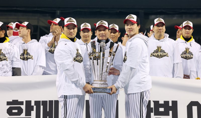 1일 서울 송파구 잠실야구장에서 열린 프로야구 LG트윈스의 2025 한국시리즈 우승 세리머니 팬 감사 행사 '더 리턴 오브 챔피언스'(The Return of Champions)'에서 염경엽 감독, 주장 박해민, MVP 김현수와 선수들이 챔피언 트로피 퍼포먼스를 하고 있다. 2025.11.1/뉴스1 ⓒ News1 이호윤 기자