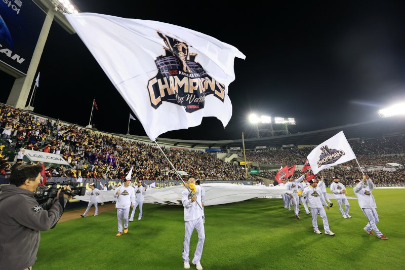 1일 서울 송파구 잠실야구장에서 열린 프로야구 LG트윈스의 2025 한국시리즈 우승 세리머니 팬 감사 행사 '더 리턴 오브 챔피언스'(The Return of Champions)'에서 선수단이 그라운드 행진을 하고 있다. 2025.11.1/뉴스1 ⓒ News1 이호윤 기자