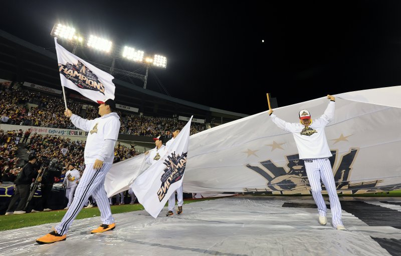 LG트윈스 선수단이 1일 서울 송파구 잠실야구장에서 열린 프로야구 2025 한국시리즈 우승 세리머니 팬 감사 행사 '더 리턴 오브 챔피언스'(The Return of Champions)'에서 그라운드 행진을 하고 있다. 2025.11.1/뉴스1 ⓒ News1 이호윤 기자